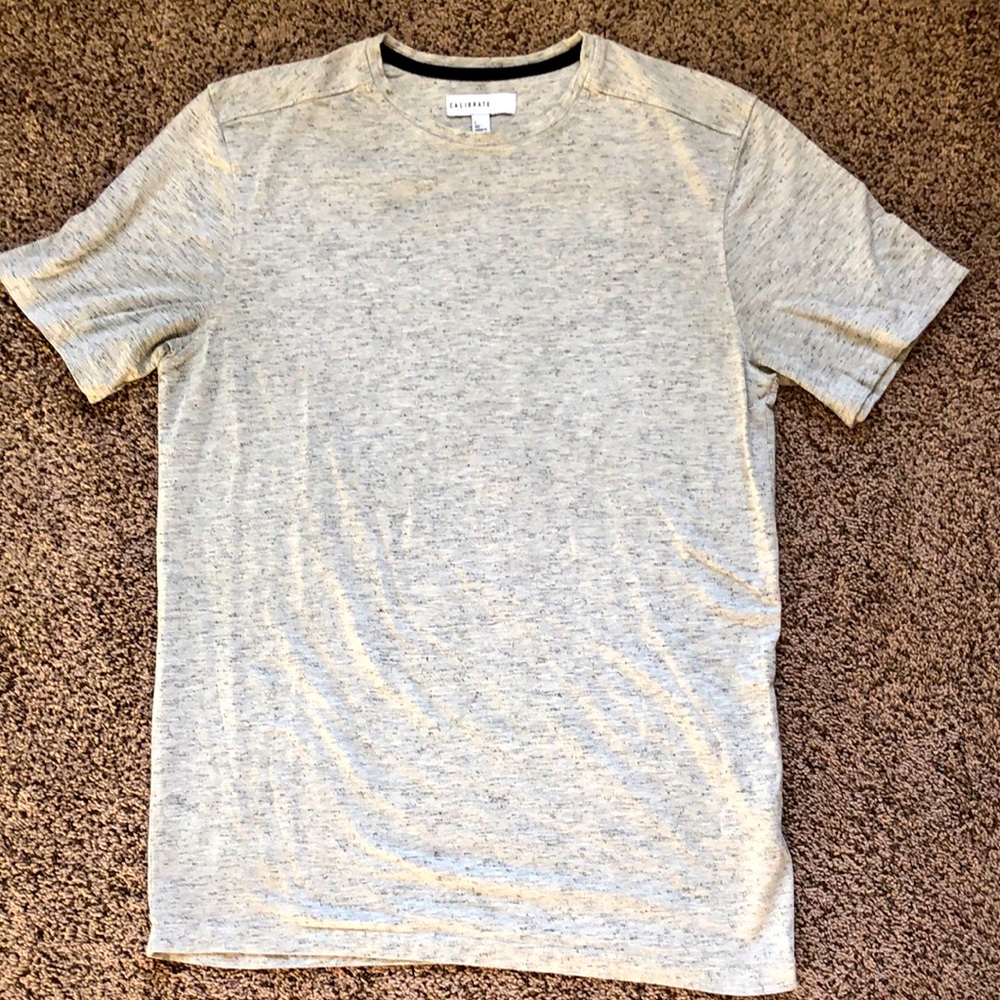 Calibrate t-shirt Size s (see pics for measurements). Great condition!